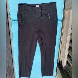 Ecru Black Cropped Pants with Sleek Silhouette